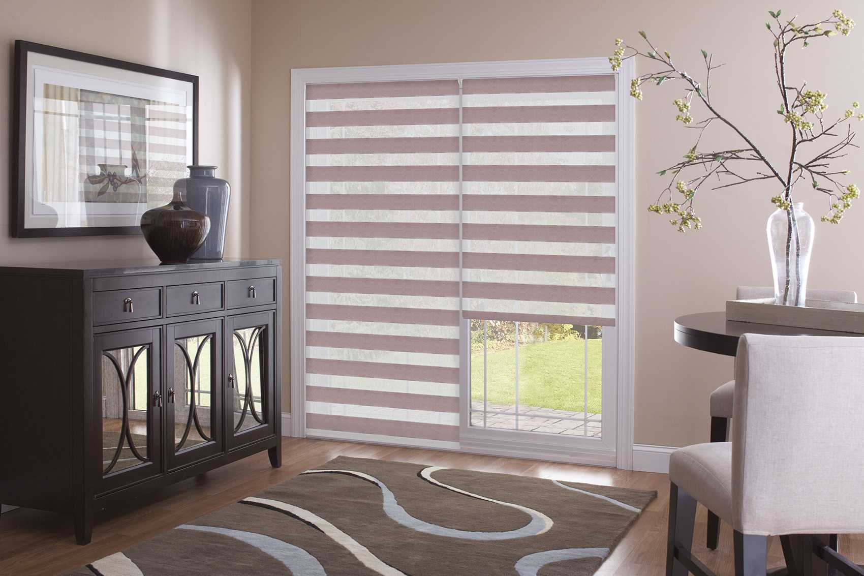 рулонные шторы блэкаут на балконную дверь